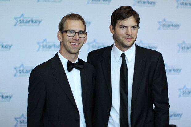 Ashton Kutcher y su hermano gemelo Michael