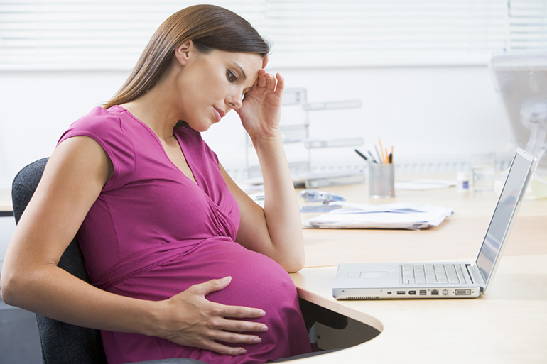 Mujer embarazada con estres