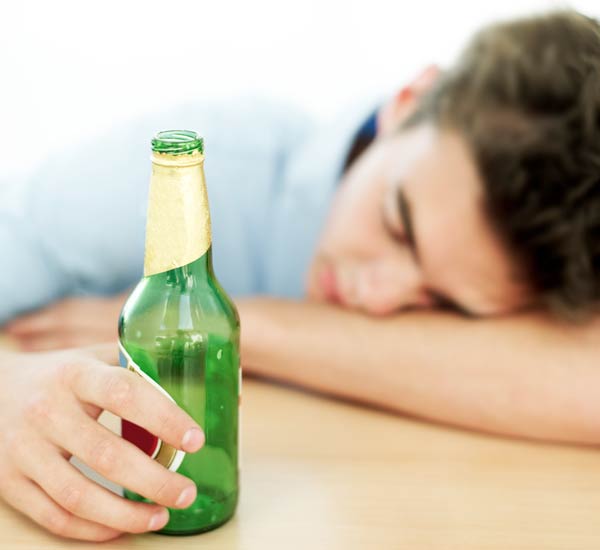 Adolescentes mas propensos a beber alcohol si tienen mas amigos
