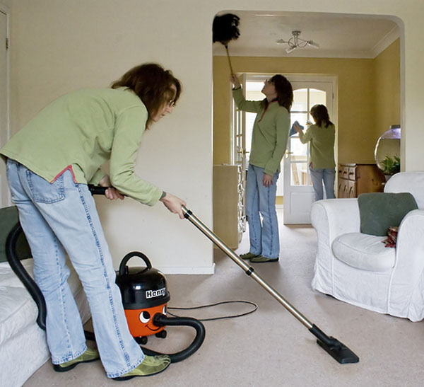 Mujer en múltiples tareas del hogar