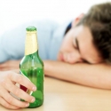Adolescentes mas propensos a beber alcohol si tienen mas amigos