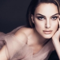 Natalie Portman posando para Dior