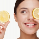 Rostro de mujer con rodajas de limón