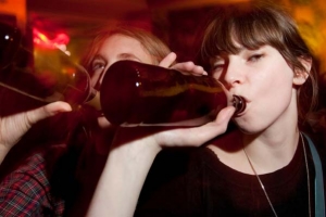 Adolescentes más propensos a tomar si padres beben alcohol