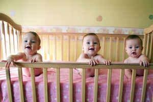 Mantener a los bebés seguros dentro de sus cunas