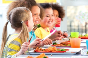 Niños con plato de alimentos saludables