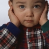 Niño con los oídos tapados