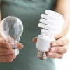 Cambiar las bombillas comunes por bajo consumo