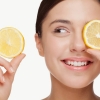Rostro de mujer con rodajas de limón